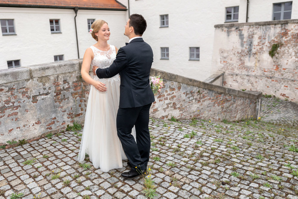 First Look Hochzeitsfotos der freien Trauung von Laura & Matthias im Salzstadel Straubing