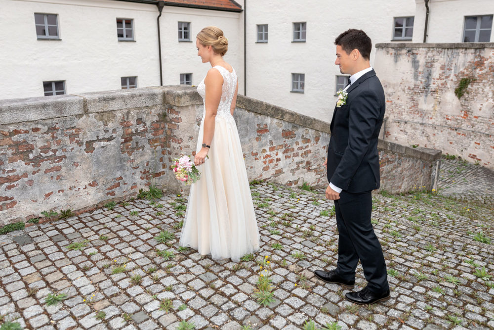 First Look Hochzeitsfotos der freien Trauung von Laura & Matthias im Salzstadel Straubing