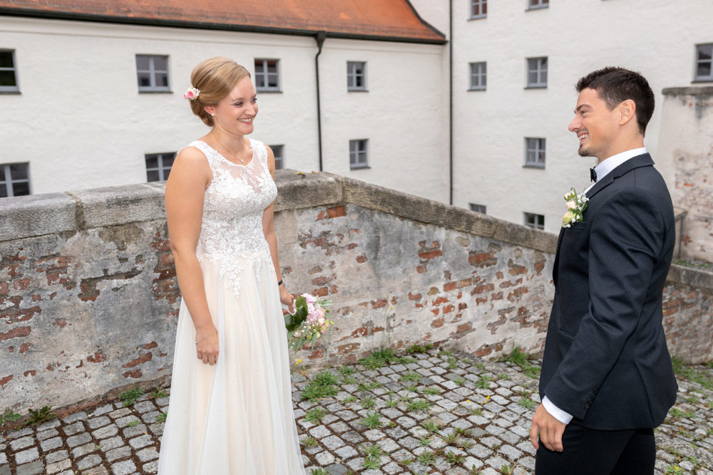First Look Hochzeitsfotos der freien Trauung von Laura & Matthias im Salzstadel Straubing