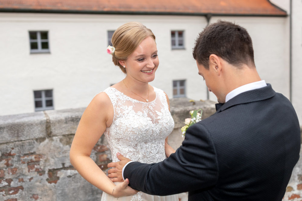 First Look Hochzeitsfotos der freien Trauung von Laura & Matthias im Salzstadel Straubing