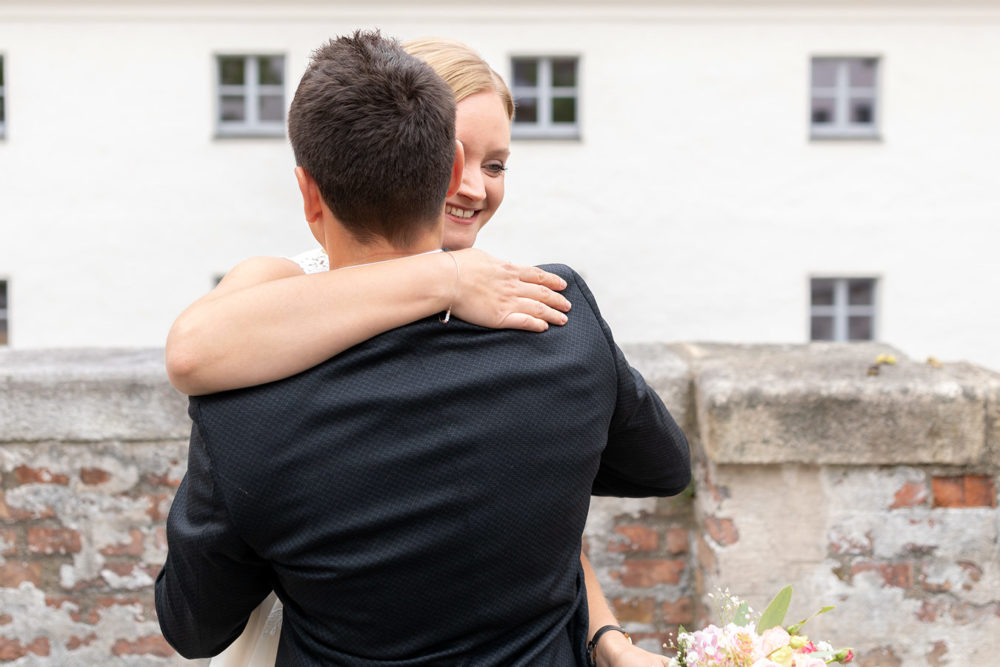First Look Hochzeitsfotos der freien Trauung von Laura & Matthias im Salzstadel Straubing