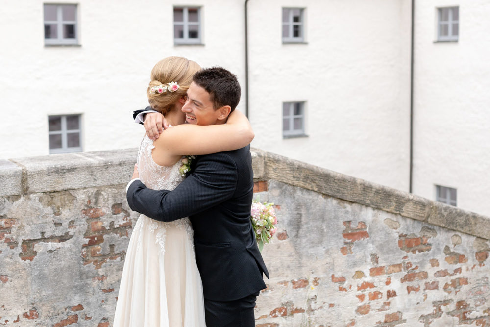 First Look Hochzeitsfotos der freien Trauung von Laura & Matthias im Salzstadel Straubing