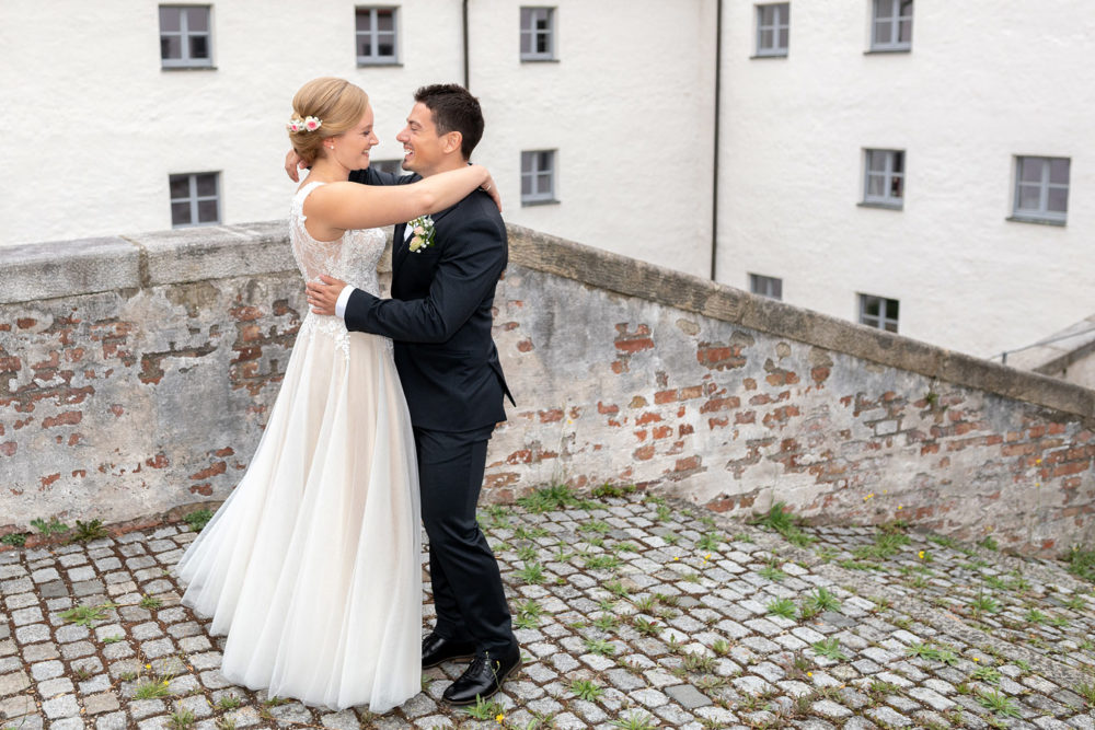 First Look Hochzeitsfotos der freien Trauung von Laura & Matthias im Salzstadel Straubing