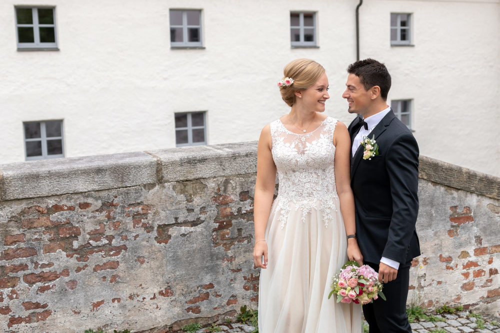 First Look Hochzeitsfotos der freien Trauung von Laura & Matthias im Salzstadel Straubing