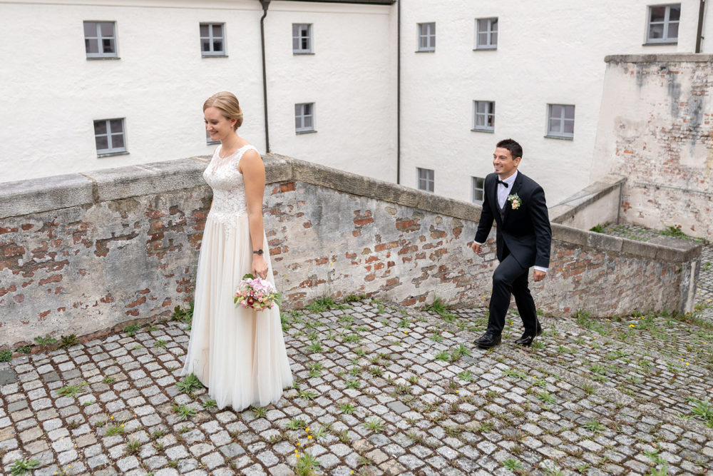 First Look Hochzeitsfotos der freien Trauung von Laura & Matthias im Salzstadel Straubing