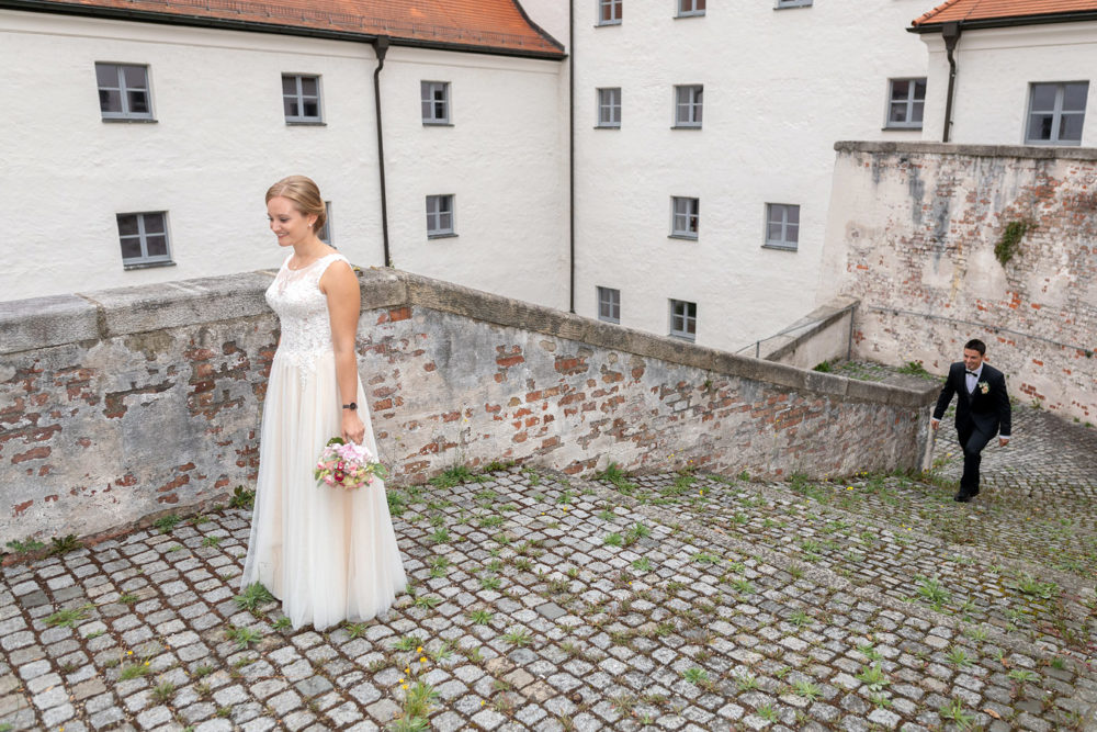 First Look Hochzeitsfotos der freien Trauung von Laura & Matthias im Salzstadel Straubing
